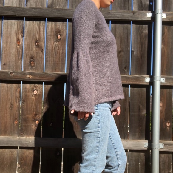 ⭐️4/$25 AE super soft bell sleeve purple sweater M - Picture 4 of 8
